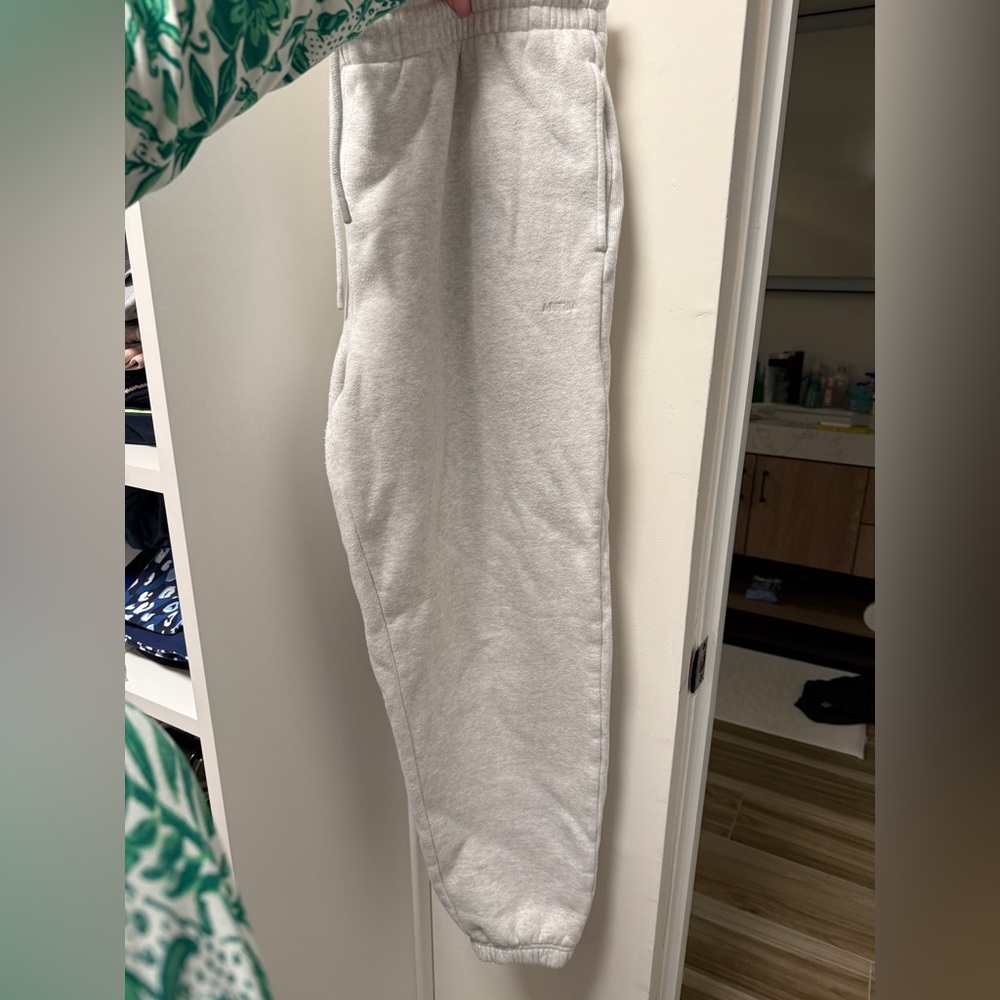 Aritzia Boyfriend Banded Joggers in Heather White size XL